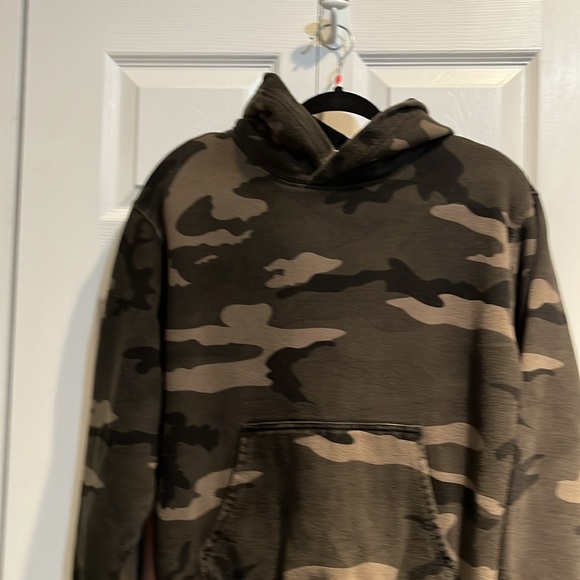 ❤️SOLD❤️TNA Green Camo Hoodie - Picture 2 of 8